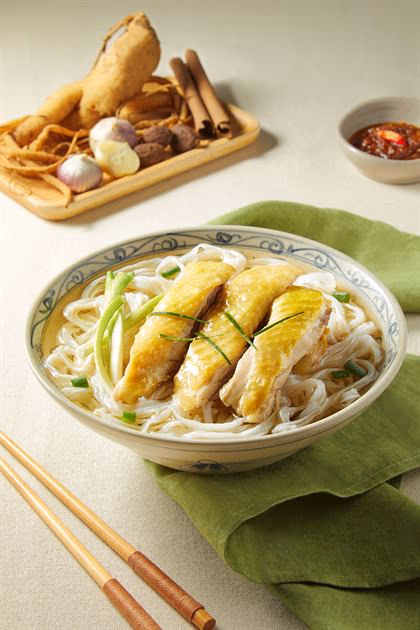 Tô phở gà với thịt gà xé và hành lá.