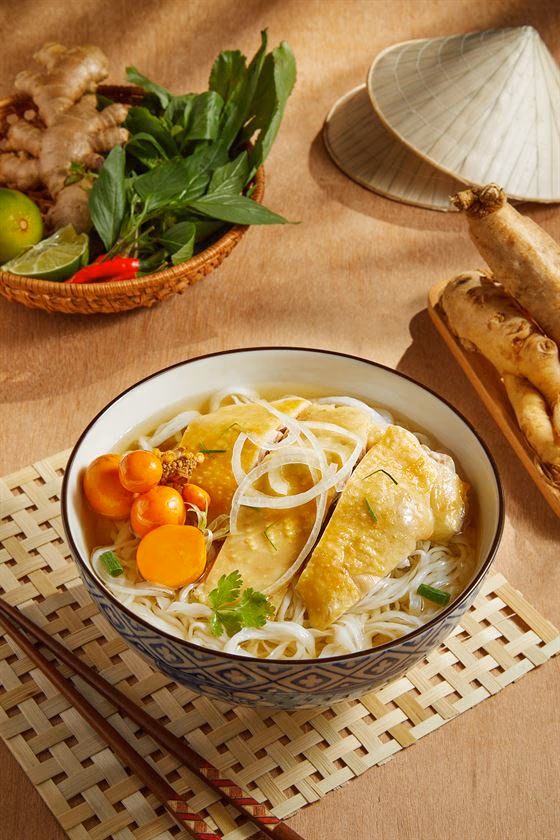 Tô phở gà đặc biệt đầy đặn với nhiều loại thịt gà, trứng non và rau thơm.